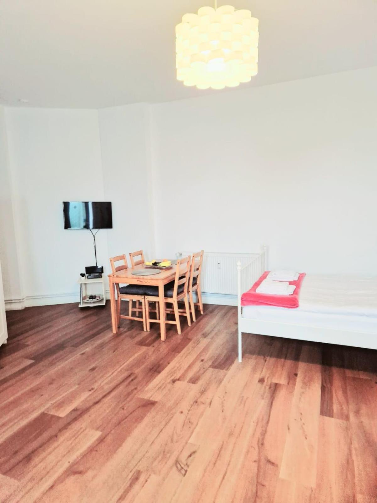City Studio Apartment For 4, Near Sonnenallee Berlim Exterior foto